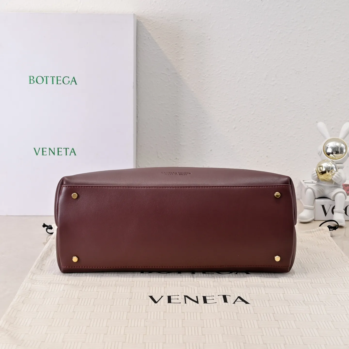 Batch 2360 #Bv New Ciao Ciao handbag Ciao Ciao means "hello" and "goodbye" in Italian, showing a relaxed and casual lifestyle ⭐️Made of Dutch Silky Calf calf leather ~ silky to the touch. The leather is thick, and the suede lining is soft and comfortable. The relaxed feeling of stacked smooth leather, the representative woven element shoulder strap, and the perfect embellishment of golden buckles 💥The bag has a unique shape, casual and exquisite, and super practical ☄️Carry Ciao Ciao to accompany you in various occasions, and be the most stylish you 🎀 Model: 7231 Size: 34x26x15